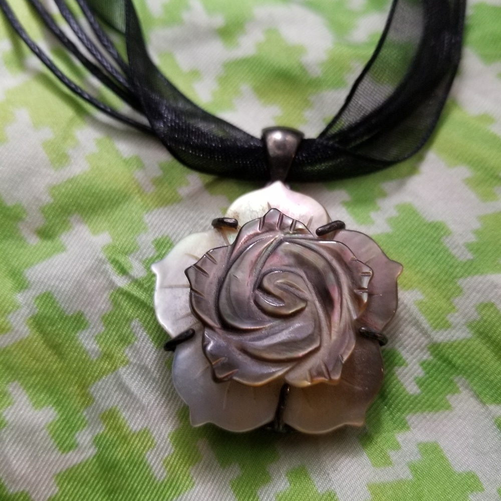 Mother of pearl rose pendant.